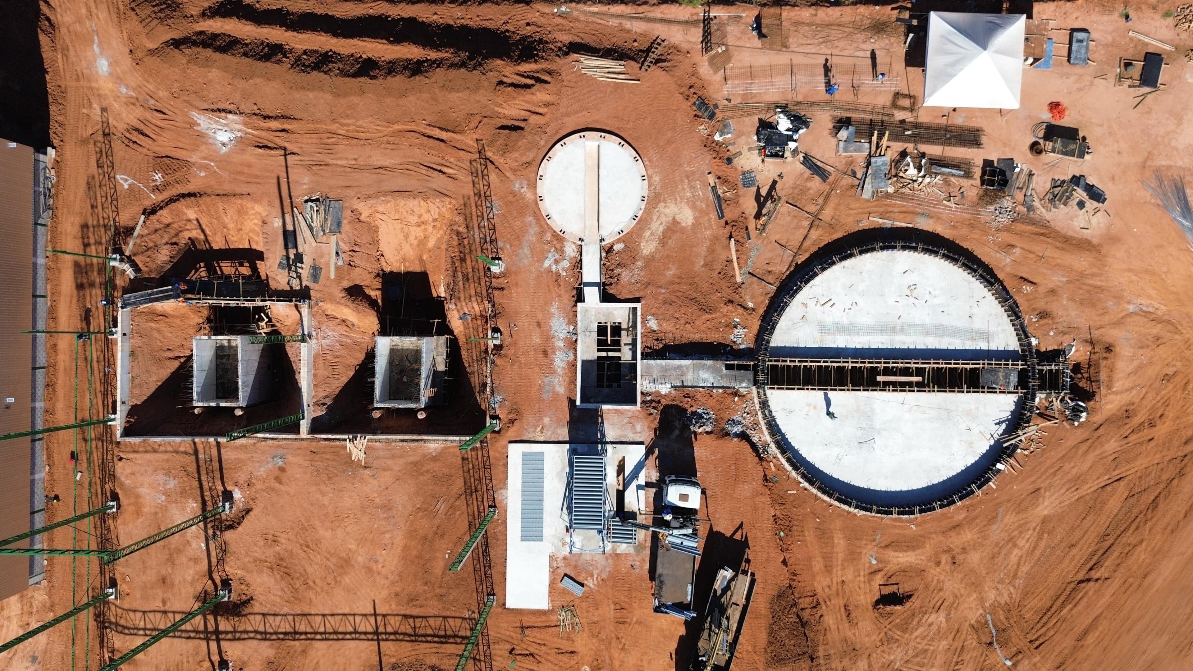 Vista aérea de canteiro de obra acompanhado pela ARKENZ