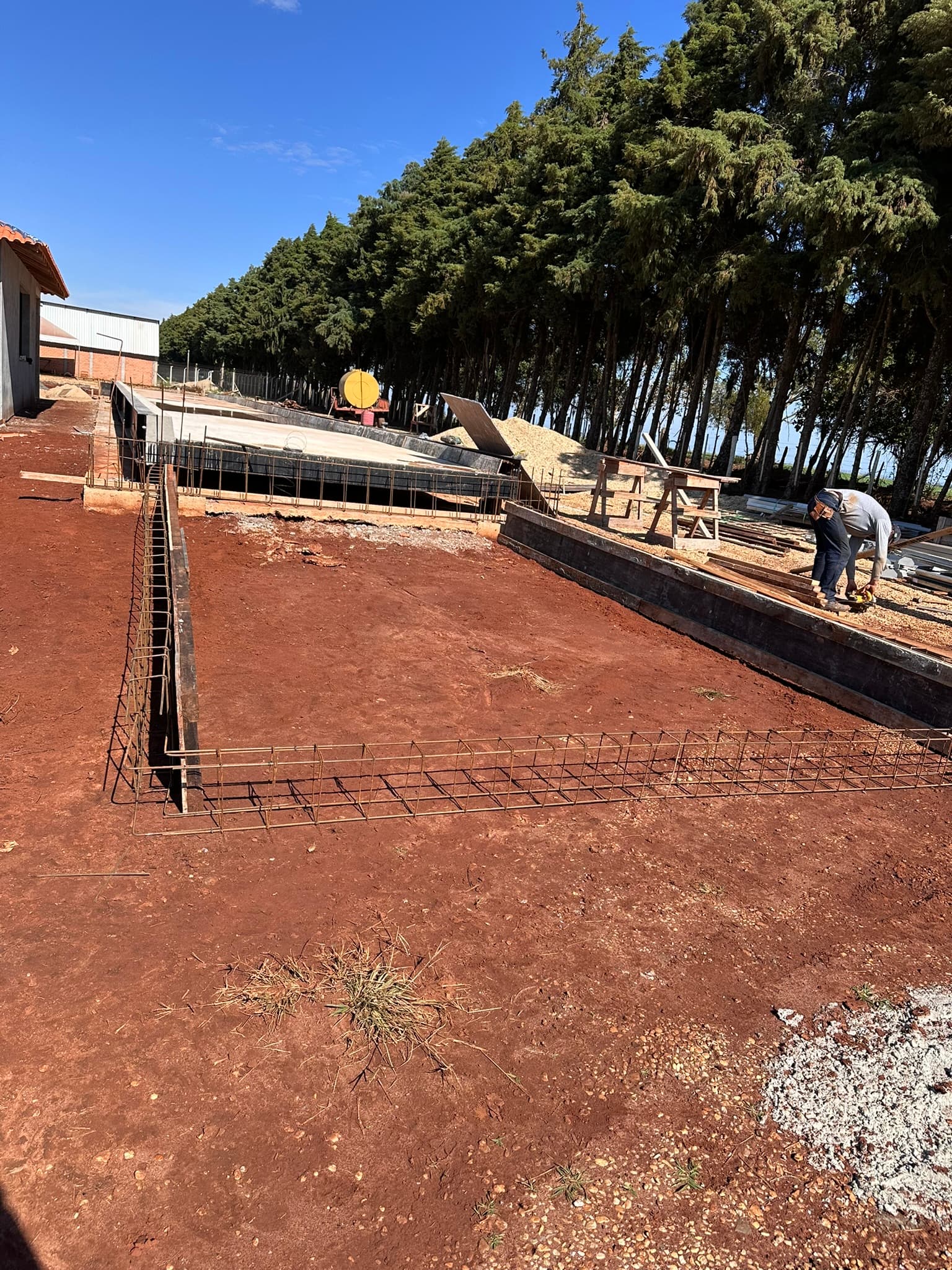 Fachada finalizada de obra acompanhada pela Arkenz, com telhado cerâmico e forro em madeira