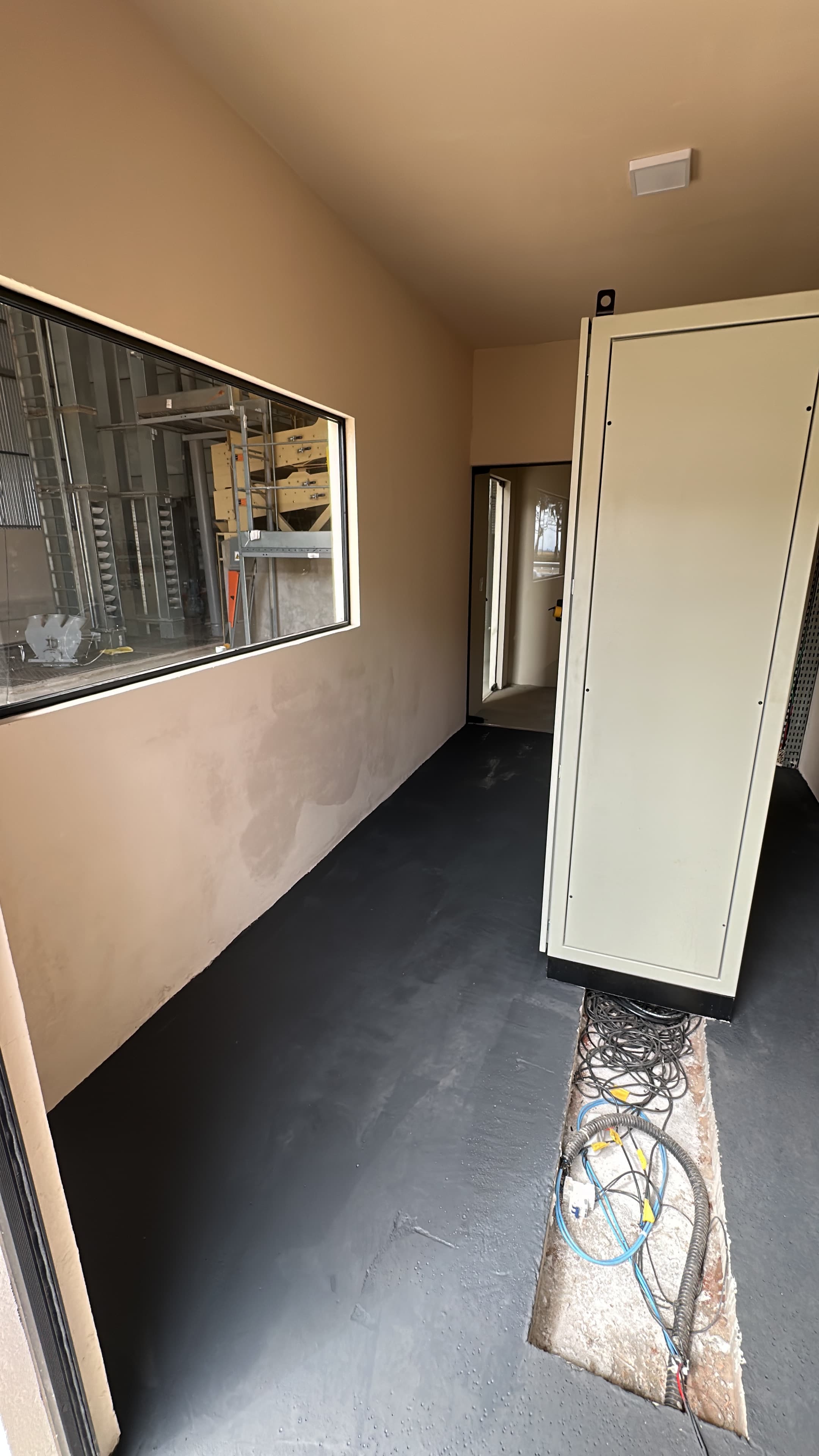 Ambiente interno finalizado, com forro em madeira, acompanhado pela gestão técnica da Arkenz